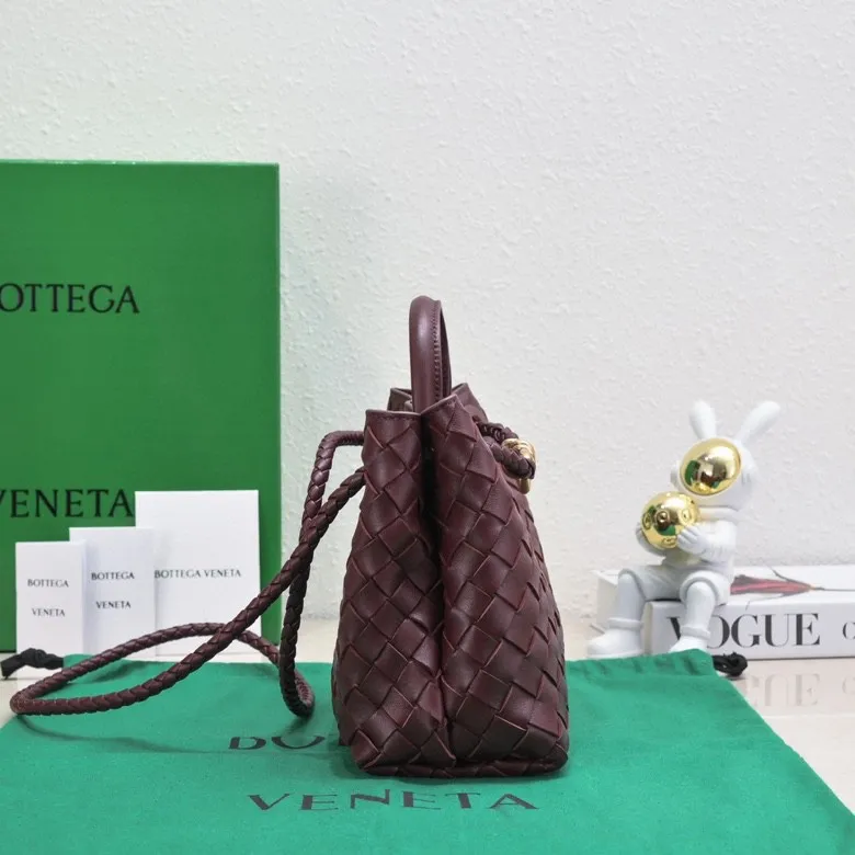 Batch 1860 B's 2023 spring and summer new model continues the brand's woven style with detailed metal knot switch buckles. This time, the shoulder straps are also made into tube weaves, showing different craftsmanship. The carrying method is versatile to create more different looks. Intrecciato woven leather small handbag, equipped with sliding crossbody strap. Internal compartments, including 1 zipper pocket and 2 open pockets with magnetic buckle closure. Size: 19*25*10.5cm, model: 7463#